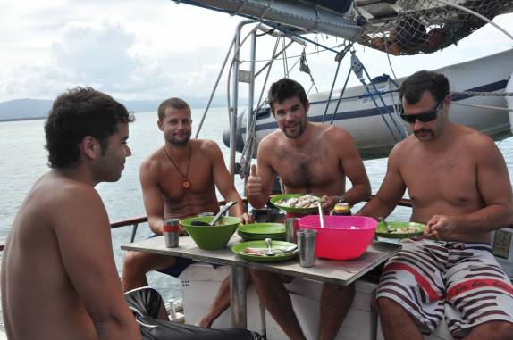 Hora do almoço, nossos companheiros no veleiro em San Blás, na costa do Panamá: um espanhol, um alemão e dois australianos